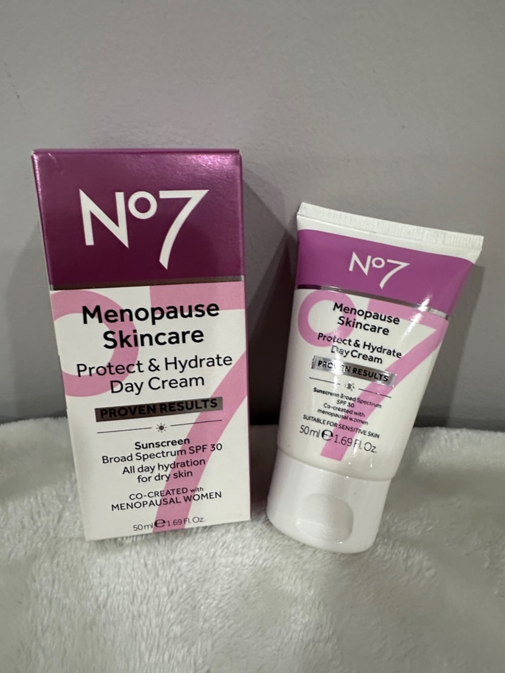 No7 Menopause Skincare Protect & Hydrate Day Cream - Pink